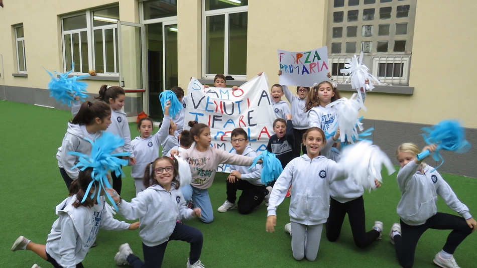 I ragazzi della IV B Primaria preparano la coreografia del tifo al torneo di calcio-volley